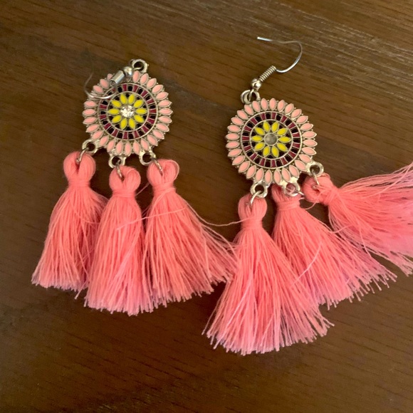 Jewelry - Pink tassel earrings